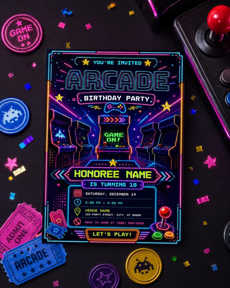 Puede incluir: Una invitaci&oacute;n rectangular para fiesta de cumplea&ntilde;os con tem&aacute;tica arcade, con gr&aacute;ficos estilo ne&oacute;n de m&aacute;quinas recreativas, un mando y estrellas. El texto dice YOU'RE INVITED, ARCADE BIRTHDAY PARTY, GAME ON, HONOREE NAME, IS TURNING 10 y LET'S PLAY.