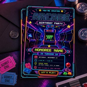 Puede incluir: Una invitaci&oacute;n rectangular para fiesta de cumplea&ntilde;os con tem&aacute;tica arcade, con gr&aacute;ficos de estilo ne&oacute;n de m&aacute;quinas recreativas, un mando y entradas. El texto dice YOU'RE INVITED, ARCADE BIRTHDAY PARTY, GAME ON, HONOREE NAME, IS TURNING 10 y LET'S PLAY.