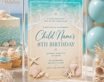 Peut inclure: Un panneau rectangulaire en acrylique présentant une invitation d'anniversaire sur le thème de la plage avec un graphisme de rivage sablonneux et de vagues. Le texte indique : A LITTLE BEACH DAY, FULL OF SUN, SMILES & JOY, 8TH BIRTHDAY.