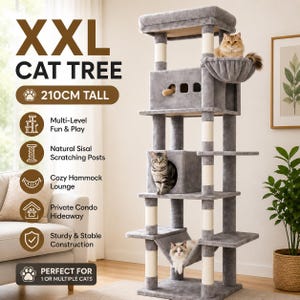 Peut inclure: Un grand arbre à chat gris à plusieurs niveaux mesurant 210 cm de hauteur. Il comprend plusieurs plateformes, une niche privée, un hamac confortable et des poteaux à griffer en sisal naturel. Trois chats occupent différents niveaux.