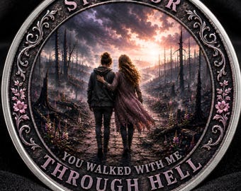 Op de afbeelding: Een ronde metalen munt met een centrale afbeelding van twee mensen die door een donker, desolaat landschap lopen bij zonsondergang. De tekst SPONSOR staat bovenaan en YOU WALKED WITH ME THROUGH HELL onderaan, omlijst door florale randen.