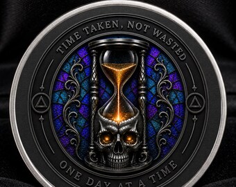 Könnte beinhalten: Eine runde Metallmünze mit einer zentralen Sanduhr auf einem Totenkopf, umgeben von einem blau-violetten Buntglasmuster. Der Text lautet TIME TAKEN, NOT WASTED und ONE DAY AT A TIME. Die Münze hat einen schwarzen Rand mit dreieckigen Symbolen.