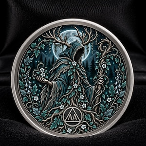 Könnte beinhalten: Eine kreisförmige, silberfarbene Medaille mit einer Kapuzenfigur mit Geweih, umgeben von Laub, Blumen und einem Vollmond. Unten befindet sich ein Dreieck mit den Buchstaben AA. Die Medaille ist in einem schwarz ausgekleideten Etui präsentiert.