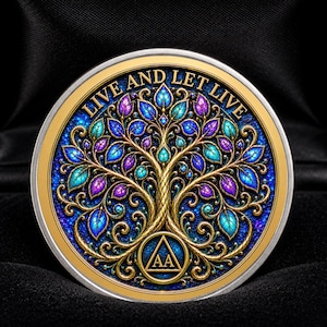 Op de afbeelding: Een ronde medaille met een gouden boom met blauwe en paarse bladeren tegen een donkerblauwe achtergrond. De tekst "LIVE AND LET LIVE" staat in een boog bovenaan en een driehoek met de letters "AA" staat onderaan in het midden.