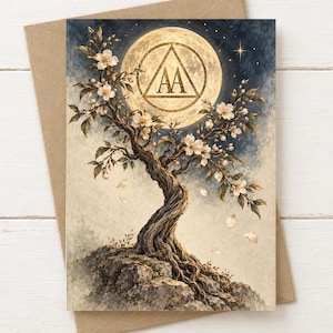 Könnte beinhalten: Eine rechteckige Grußkarte mit einer Illustration eines knorrigen Baumes mit weißen Blüten, der auf einem felsigen Untergrund wächst. Hinter dem Baum befindet sich ein großer, leuchtender Vollmond mit einem goldenen Dreieck und den Buchstaben AA.