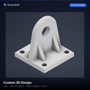 Puede incluir: Un soporte de montaje gris claro impreso en 3D con una base cuadrada, cuatro orificios circulares para tornillos y una pestaña de soporte vertical central con una abertura circular. El diseño incluye dos refuerzos triangulares laterales.