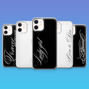 Può includere: Cinque cover per smartphone disposte in fila, alternando sfondi neri e bianchi. Ogni cover presenta un elegante testo in corsivo bianco che recita Forever Young, Lucky Girl, Born to Die e Blessed in uno stile calligrafico decorativo.