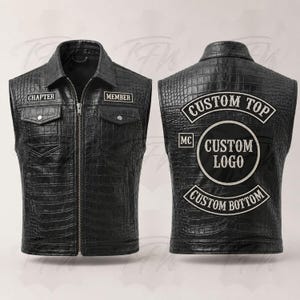Peut inclure: Un gilet sans manches noir à texture peau de crocodile, doté d'une fermeture éclair, de deux poches poitrine à boutons-pression et d'écussons CHAPTER et MEMBER. Le dos présente des écussons CUSTOM TOP, CUSTOM LOGO et CUSTOM BOTTOM.