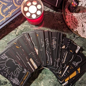 Black Cat Tarot | In de leegte | Kunstenaar gemaakt | Op Rider Waite geïnspireerd kaartspel met 78 kaarten | Cadeau occulte heks afbeelding 4