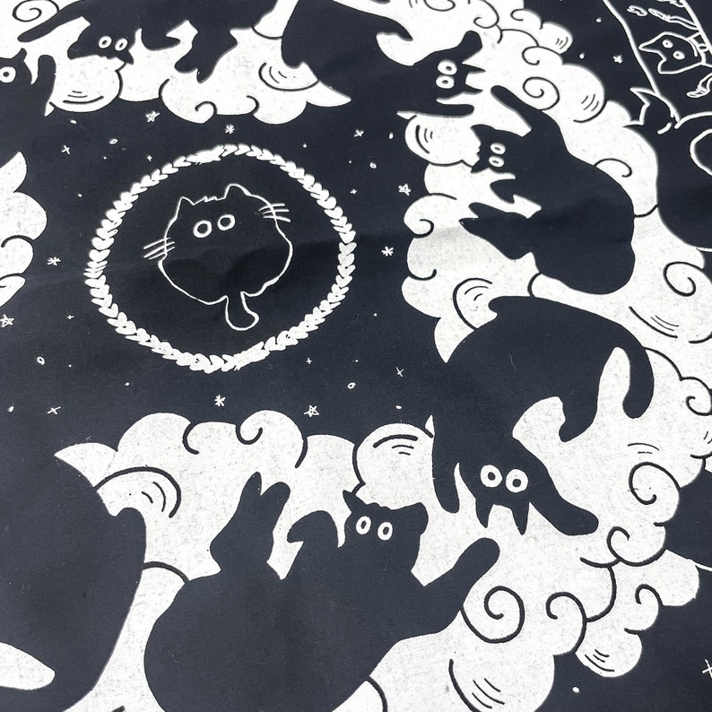 Puede incluir: Ilustraci&oacute;n en blanco y negro de gatos sobre un fondo oscuro. Los gatos est&aacute;n en varias poses, algunos est&aacute;n acurrucados, algunos est&aacute;n saltando y algunos est&aacute;n mirando al espectador. El fondo est&aacute; lleno de nubes blancas y estrellas.