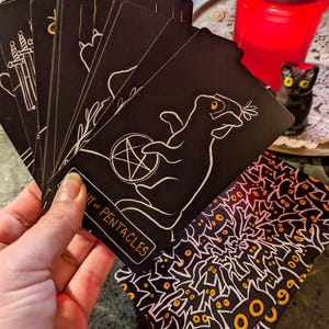 Black Cat Tarot | In de leegte | Kunstenaar gemaakt | Op Rider Waite geïnspireerd kaartspel met 78 kaarten | Cadeau occulte heks afbeelding 7