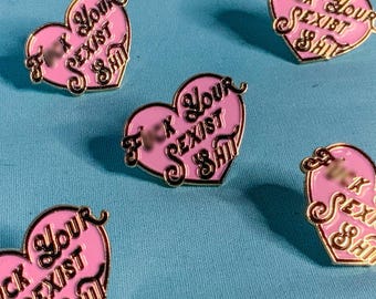 Épinglette en émail Fck Your Sexist Sht' - Accessoire audacieux et féministe avec motif cœur, taille 30 mm et pochette en caoutchouc sécurisée
