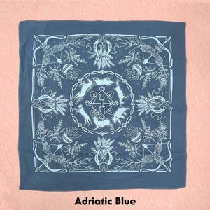 Könnte beinhalten: Ein quadratisches Bandana in Adriatisch-Blau mit einem weißen Linien-Druck. Das Design zeigt ein zentrales kreisförmiges Motiv mit Tieren, umgeben von Weizengarben, Bögen, Pfeilen und Flammen. Der Text Adriatic Blue steht darunter.