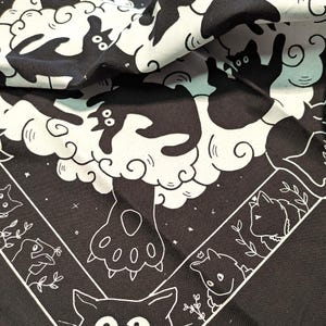 Pañuelo de gato negro de la suerte / Paño de altar de algodón con motivos de brujería / Pañuelo para la cabeza inspirado en el tarot / Regalo pagano hecho a mano para amantes de los gatos imagen 10