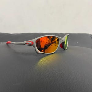 Oakley Juliet 2.0 X-Metal polariserade solglasögon med röda linser och grå bågar