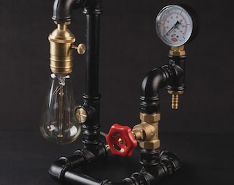 Lámpara de mesa con manómetro, lámpara de manómetro hecha a mano, objeto de iluminación de diseño industrial, decoración steampunk para bar, oficina, sala de estar.