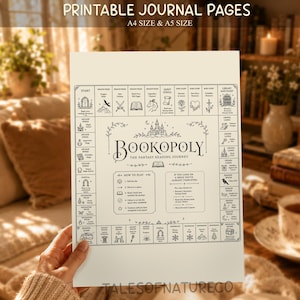 Può includere: Un foglio di gioco da tavolo stampabile intitolato Bookopoly The Fantasy Reading Journey, caratterizzato da un percorso quadrato con varie icone a tema fantasy, testi e istruzioni, stampato in inchiostro nero su carta color crema.