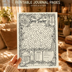 Op de afbeelding: Een printbare slaaptracker-journalpagina met een zwart-wit lijnontwerp met een kasteel, draak en bloemmotieven. De pagina bevat genummerde cirkels voor 31 dagen, een kleurensleutel voor slaapuren en een sectie voor maandelijkse reflectie.