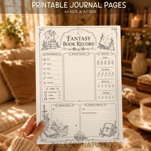 Op de afbeelding: Een printbare journalpagina getiteld Fantasy Book Record met secties voor boekinformatie, recensies, beoordelingen en favoriete citaten. De lay-out bevat zwarte lijntekeningen van een draak, zwaard en boeken op een crèmekleurige achtergrond.