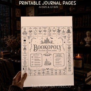 Puede incluir: Una página de diario imprimible titulada Bookopoly The Spooky Reading Journey, con un diseño de juego de mesa que incluye retos de lectura, iconos de calaveras y murciélagos, e instrucciones de juego sobre un fondo beige claro en tamaños A4 y A5.