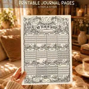 Puede incluir: Una página de diario imprimible titulada My Year of Sleep con un diseño de líneas en blanco y negro. Incluye doce secciones mensuales con iconos numerados para registrar el sueño, decoradas con motivos florales, una luna creciente y un antifaz.