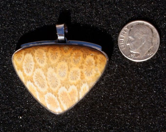 ciondolo triangolo corallo fossile