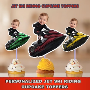 Könnte beinhalten: Drei personalisierte Cupcake-Topper mit dem Gesicht eines Kindes auf einem Cartoon-Körper, das einen Jetski fährt. Die Jetskis sind grün, dunkelrot und gelb. Jeder Topper ist an einem hellvioletten Stäbchen befestigt und in einem Cupcake.