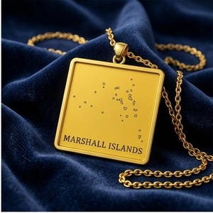 Collar con colgante del mapa de las Islas Marshall, latón tono dorado, joyería de viaje tradicional.