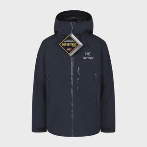 Pode incluir: Um casaco com capuz em azul-marinho escuro com fecho de correr frontal, mangas compridas com punhos ajustáveis e vários bolsos com fecho. O peito apresenta o logótipo Arc'teryx e uma etiqueta Gore-Tex pendurada.