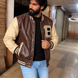 Chaqueta universitaria marrón para hombre, cosplay de Hotline Miami Gamer, estilo Miami Vice, chaqueta de acrobacias, bomber Letterman, parche B, disfraz de Halloween