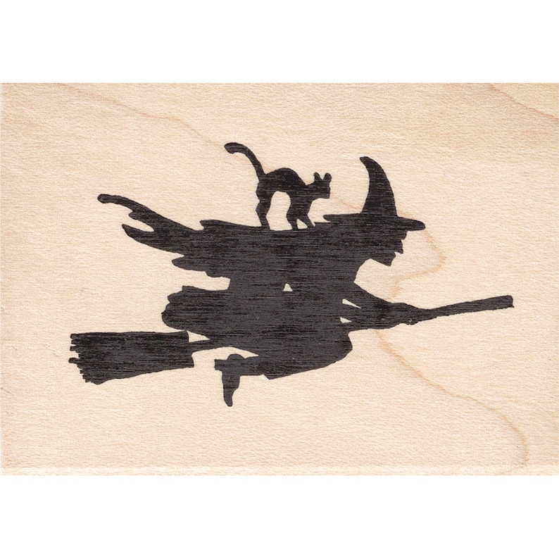 K&ouml;nnte beinhalten: Schwarze Silhouette einer Hexe, die auf einem Besen fliegt, mit einer schwarzen Katze auf ihrer Schulter.