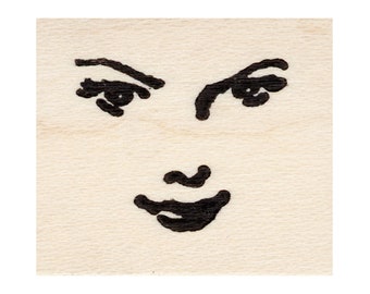 以下が含まれることがあります： 木製の背景に、黒と白の線で描かれた、にやりと笑った顔のイラスト
