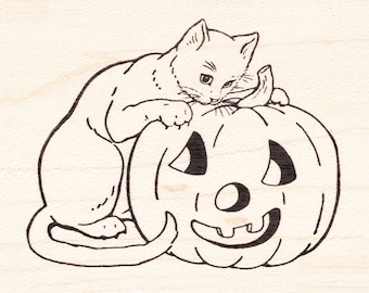 以下が含まれることがあります： 黒と白の線画で描かれた猫がジャック・オ・ランタンの上に座っている。猫はカボチャを見ていて、カボチャの茎に足を乗せている。