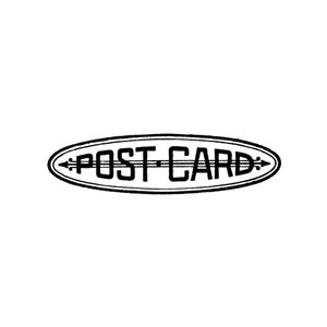Puede incluir: Ilustraci&oacute;n en blanco y negro de un cartel ovalado con el texto "POST-CARD" en su interior.