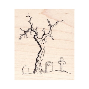 Puede incluir: Ilustraci&oacute;n en blanco y negro de un &aacute;rbol espeluznante con ramas desnudas, junto a tres l&aacute;pidas. Una l&aacute;pida tiene las letras "R.I.P." La imagen est&aacute; sobre un fondo claro de vetas de madera.