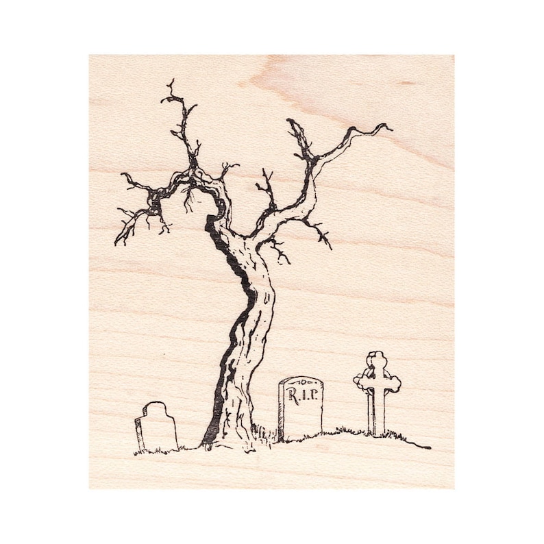 Puede incluir: Ilustraci&oacute;n en blanco y negro de un &aacute;rbol espeluznante con ramas desnudas, junto a tres l&aacute;pidas. Una l&aacute;pida tiene las letras "R.I.P." La imagen est&aacute; sobre un fondo claro de vetas de madera.