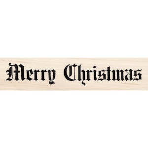Może przedstawiać: Drewniany znak z napisem "Merry Christmas" w czarnym, gotyckim kroju pisma. Znak ma jasnobrązowe tło z naturalnym usłojeniem drewna, a tekst jest wyśrodkowany.