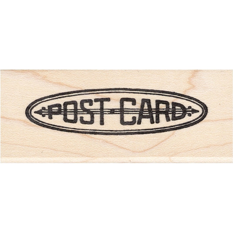 Puede incluir: Un sello de madera con el texto "POST CARD" en un &oacute;valo negro.