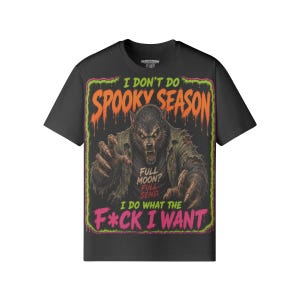 Könnte beinhalten: Ein schwarzes Kurzarm-T-Shirt mit einer Werwolf-Grafik und dem Text I DON'T DO SPOOKY SEASON, FULL MOON? FULL SEND und I DO WHAT THE F*CK I WANT. Das Design verwendet orange, grüne und pinke Schriftzüge mit einem tropfenden Effekt.