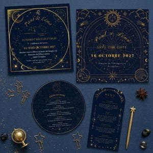 Puede incluir: Un conjunto de papelería de boda azul oscuro con motivos celestiales dorados, incluyendo estrellas, lunas y soles. La colección incluye una invitación cuadrada, una tarjeta de reserva de fecha, un programa circular y un menú arqueado, todo con texto dorado.