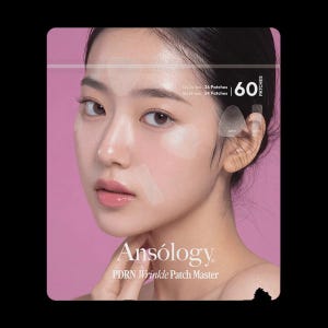 Puede incluir: Envase del producto de cuidado facial Ansology PDRN Wrinkle Patch Master con 60 parches en dos tamaños: 36 parches de 32x34 mm y 24 parches de 30x34 mm. El envase muestra una vista clara de los parches adhesivos aplicados en el rostro.