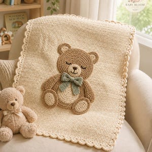 Può includere: Una coperta all'uncinetto color crema con un'applicazione centrale di un orsacchiotto marrone con un papillon verde salvia. La coperta presenta un bordo smerlato ed è accompagnata da un piccolo orsacchiotto di peluche con un nastro crema.