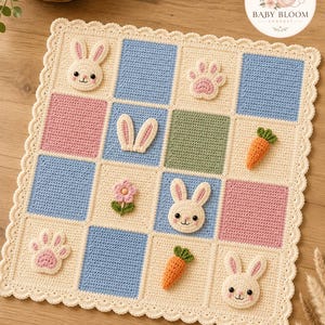 Puede incluir: Una manta de bebé de ganchillo cuadrada con un patrón de cuadrícula de cuadrados color crema, azul, rosa y verde. La manta presenta aplicaciones de caras de conejo, huellas de animales, zanahorias y una flor, con un borde festoneado.