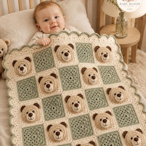 Puede incluir: Una manta de bebé tejida a ganchillo a mano con un patrón de tablero de ajedrez de cuadrados color crema con caras de osito de peluche tridimensionales y cuadrados texturizados de color verde salvia, con un borde festoneado color crema.