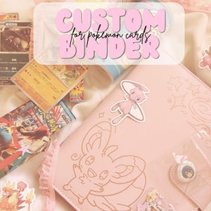 Könnte beinhalten: Ein hellrosa Ordner mit einer geprägten Minccino-Figur, einem Mew-Aufkleber und einer durchsichtigen Tasche mit Knopfverschluss. Der Ordner ist von verschiedenen Sammelkarten und Verpackungen umgeben, mit dem Text CUSTOM BINDER.