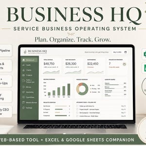 Könnte beinhalten: Ein Laptop-Bildschirm zeigt das Dashboard des Business HQ Betriebssystems für Dienstleistungsunternehmen mit Finanzkennzahlen, Projektverfolgung und Aufgabenlisten. Die Benutzeroberfläche ist in Grün und Weiß gehalten, verfügt über zehn Navigationsreiter sowie Kompatibilitätssymbole für Excel und Google Sheets.