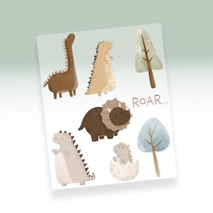Könnte beinhalten: Ein rechteckiger Druck mit Illustrationen von vier Dinosauriern in Braun-, Beige- und Grautönen, neben zwei stilisierten Bäumen und dem Text ROAR... in brauner Schrift. Die Dinosaurier umfassen einen langhalsigen Sauropoden, einen Triceratops und ein Jungtier.