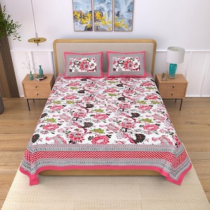 Può includere: Un set di lenzuola con sfondo bianco e un vivace motivo floreale nei toni del rosa, rosso e verde. Il set include due federe rettangolari abbinate con un bordo decorativo e un grande lenzuolo con una rifinitura coordinata.