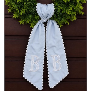 Gepersonaliseerde monogram kranssjerp, aangepaste eerste strik voordeur, geborduurde deurvleugel met gekleurde afwerking