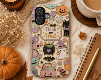 Custodia per telefono con adesivo di Halloween pastello, custodia Kawaii "Dolcetto o scherzetto", stampa di fantasma con calderone da strega carino, custodia per iPhone di Halloween viola e rosa